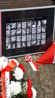 Furstenberg tablica ze zdjęciami polskich więźniarek i nasz kotylion biało-czerwony