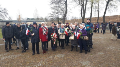 Ravensbruck nasza grupa przed złożeniem kwiatów