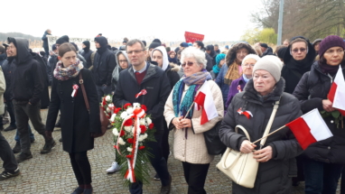 Ravensbruck nasza grupa składa kwiaty pod pomnikiem