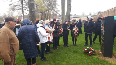 Ravensbruck przed tablicą upamiętniająca francuskie więźniarki