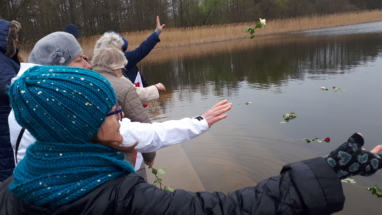 Ravensbruck rzucanie róż na taflę jeziora