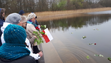 Ravensbruck rzucanie róż na wody jeziora