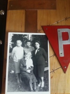07.07.1987 r. zdjęcie wykonane na rekolekcjach w Niepokalanowie; od lewej Anna burdówna, Janka Tyszkiewicz, Kasia Mateja Józefa Kantor ( Mury)
