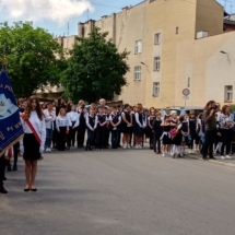 Tarnów_młodzież ze sztandarami