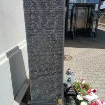 Tarnów_obelisk na dworcu_nazwiska więźnió I transportu do Auschwitz