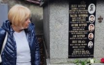 Wnuczka Walerii Wypór przy grobowcu babci