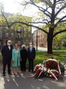 association members at the plaque in fron of Coll Novum