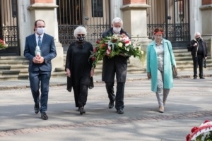 składanie kwiatów przez członków Stowarzyszenia