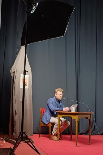 Antoni Galicki czytający refleksje Wandy Półtawskiej