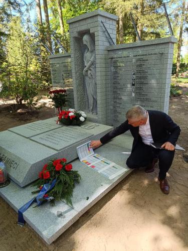 Furstenberg przed pomnikiem 2