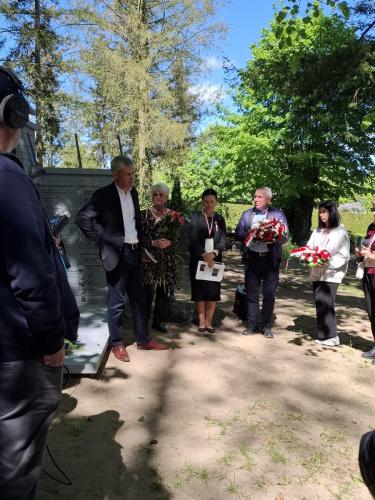 Furstenberg przed pomnikiem