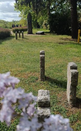 Neubrandenburg mogiła zbiorowa, krzyże