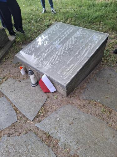 Neubrandenburg tablica imienna spoczywających Więźniarek