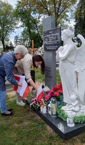 Niegoslawice przed pomnikiem Pamięci śp. Wandy Półtawskiej i nienarodzonych dzieci 2