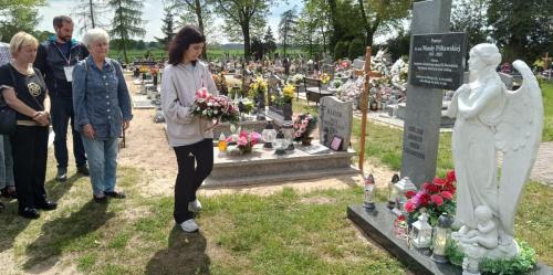 Niegoslawice składanie kwiatow przed pomnikiem Pamięci śp. Wandy Półtawskiej i nienarodzonych dzieci