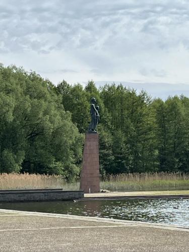 Ravensbruck Pomnik ''Niosąca''