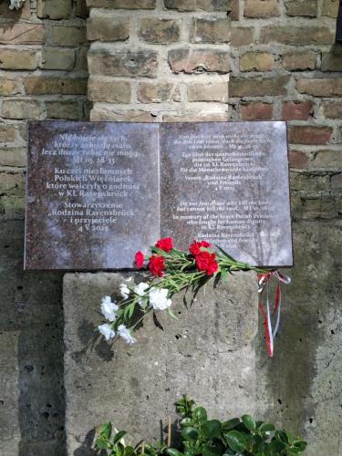 Ravensbruck Tablica Memoriałowa Matki Boskiej z Dzieciątkiem