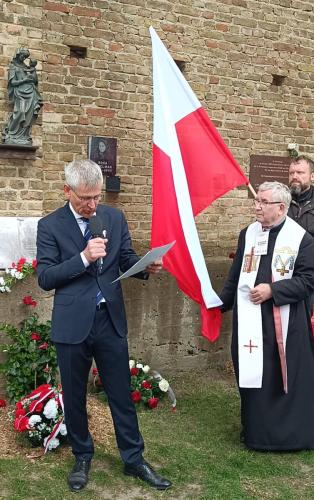 Ravensbruck - ks. Stanisław Michałowski i Paweł Woźniak przed poświęceniem nowego ''Pomnika Polskich Więźniarek''