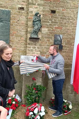 Ravensbruck - odsłonięcie tablicy nowego ''Pomnika Polskich Więźniarek'' - figurki Matki Boskiej