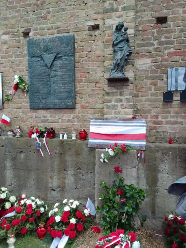 Ravensbruck - odsłonięcie tablicy nowego ''Pomnika Polskich Więźniarek'' - figurki Matki Boskiej - przed odsłonięciem.