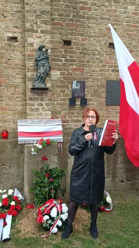 Ravensbruck - odsłonięcie tablicy nowego ''Pomnika Polskich Więźniarek'' - figurki Matki Boskiej - przemówienie Marii Lorens