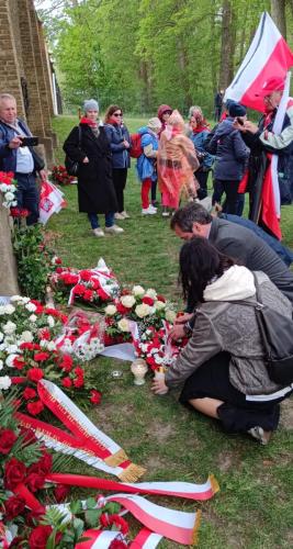 Ravensbruck pod Figurką Matki Bożej składanie kwiatów 