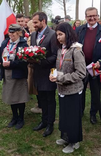 Ravensbruck pod Figurką Matki Bożej składanie kwiatów