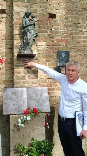 Ravensbruck pod figurką Matki Boskiej z Dzieciątkiem 4