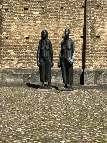 ''Dwie Stojące'' pomnik więźniarek obozu Ravensbruck