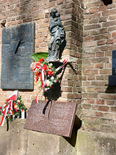 Ravensbruck-tablica Polska i Figura Matki Boskiej