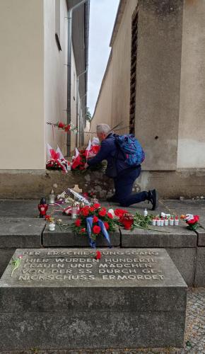 Ravensbruck złożenie kwiatów pod ''Szczeliną''