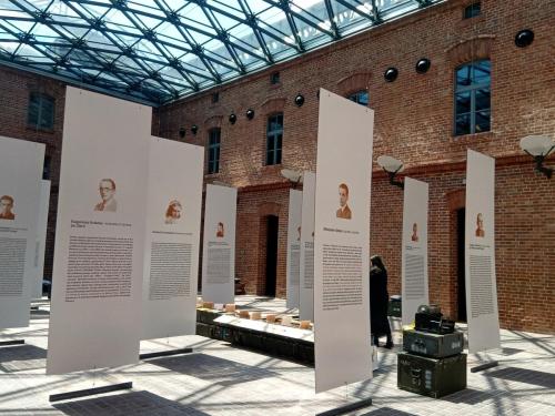 wystawa-na-wewnetrznym-dziedzincu-Muzeum-AK